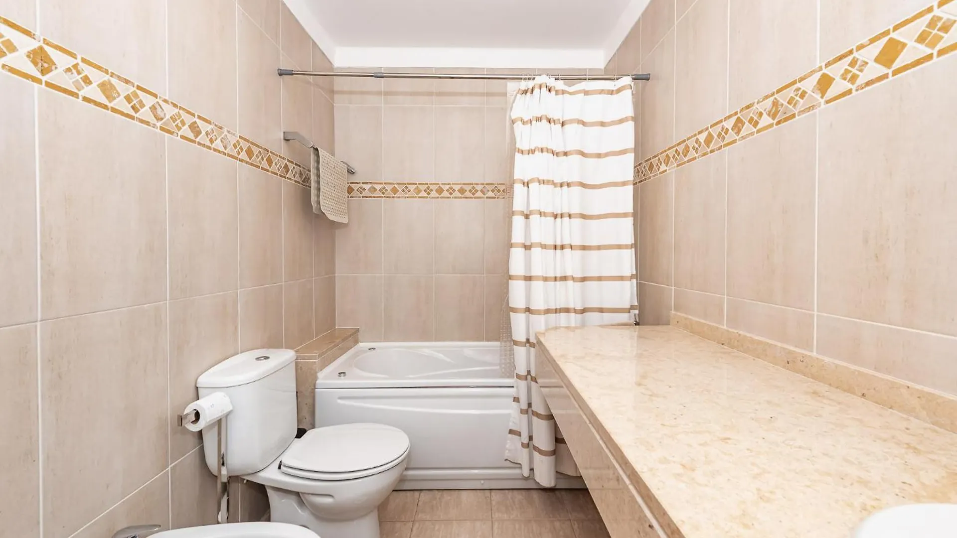 The Canadians Escape ~ Relaxing Portimao Portugal Apartment